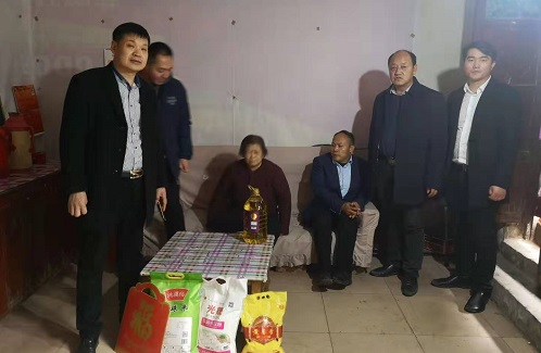 心懷公益、助力扶貧 --- --- 手工之家郝總與邯山區(qū)工商聯(lián)愛心企業(yè)家一起參加送溫暖春節(jié)慰問活動(dòng)