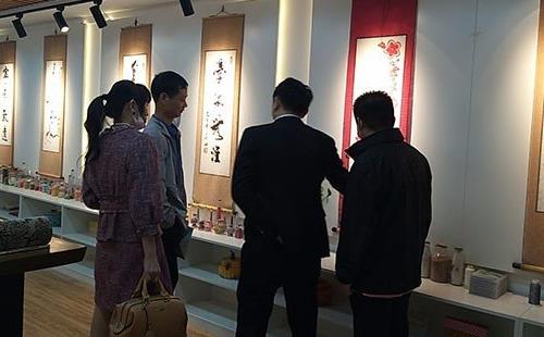 邯鄲市委宣傳部文化產(chǎn)業(yè)改革處張宗強(qiáng)處長、何文毅處長一行蒞臨手工之家參觀指導(dǎo)工作