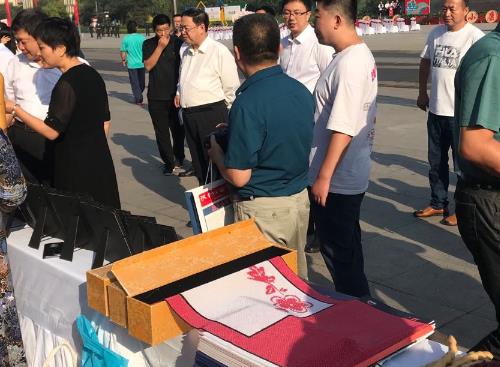 亮相“中國農(nóng)民豐收節(jié)”，勵(lì)志珠珠繡等純手工大放異彩(圖2)
