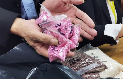 加班到夜里十點(diǎn)，要讓珠繡外發(fā)材料盡快到加工人員的手中(圖6)