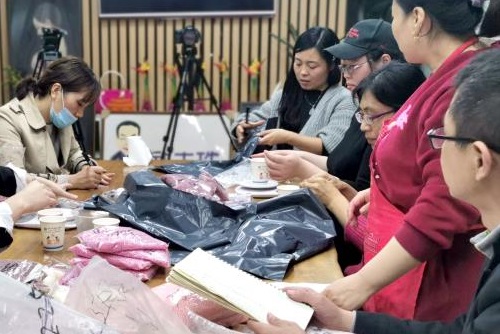 加班到夜里十點(diǎn)，要讓珠繡外發(fā)材料盡快到加工人員的手中(圖3)