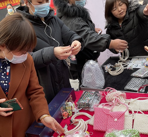 祝福三·八婦女節(jié)，勵志珠珠繡添風采！------記手工之家參加“幸福叢臺、巾幗添彩”手工藝品展