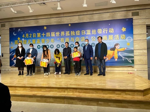 一起給他們關(guān)注、關(guān)心、關(guān)愛-----記手工之家受邀參加藍(lán)絲帶行動(dòng)之孤獨(dú)癥孩子“有畫與你講”公益畫展