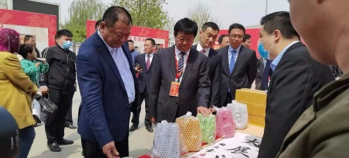 珠繡非遺項目展風(fēng)采，助力邱縣文冠果花節(jié)----記邱縣第六屆文冠果花節(jié)勝利開幕