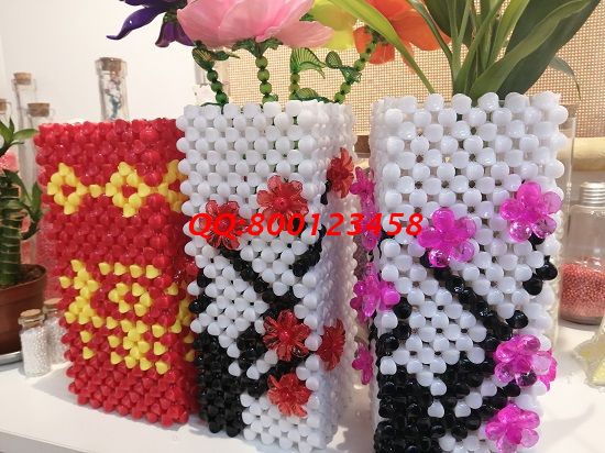 1月4日，想接正規(guī)廠家的手工活，做手工之家的珠繡串珠外發(fā)手工活，要對這里的產(chǎn)品了解，圖為勵志珠珠繡串珠產(chǎn)品實拍