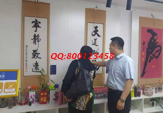 可以帶回家做的手工活兼職，她看著店做珠繡多了一份收入