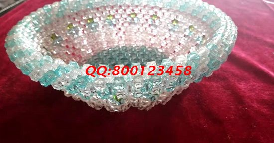 在家堅(jiān)持做珠繡外發(fā)手工活的她，帶著孩子收入也不錯(cuò)(圖1)