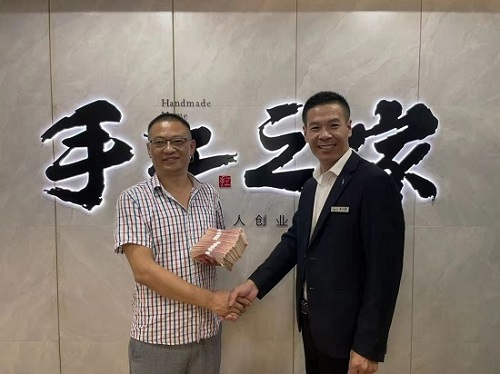一次獎(jiǎng)金100000元，做珠繡非遺手工，我驕傲！--- ---記湖南湘西代理周總在手工之家領(lǐng)取獎(jiǎng)金