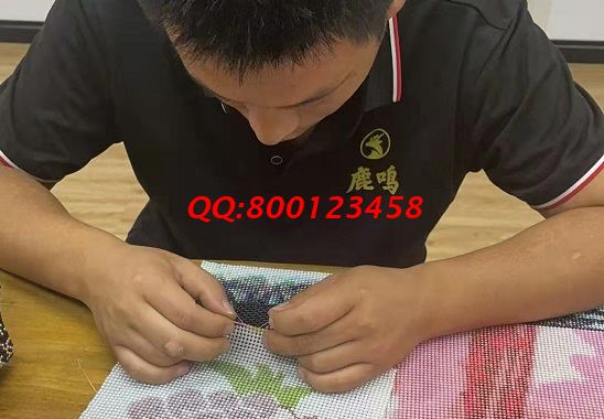 9月5日，實(shí)地考察、詳細(xì)了解，這個(gè)拿回家做的手工活讓人放心，在家足不出戶做勵(lì)志珠珠繡手工能掙錢，圖為手工之家接待考察合作加工客戶剪影
