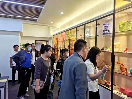 做好珠繡手工，助力鄉(xiāng)村振興 --- --- 記邯鄲學(xué)院宋主任一行蒞臨手工之家參觀指導(dǎo)