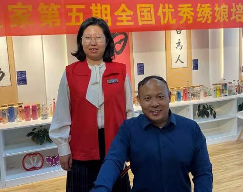 10月4日，拿回家做的手工活，珠繡串珠手工活代理加工項(xiàng)目的加工材料都有啥？看看就知道，圖為手工之家第五期優(yōu)秀繡娘培訓(xùn)會(huì)剪影