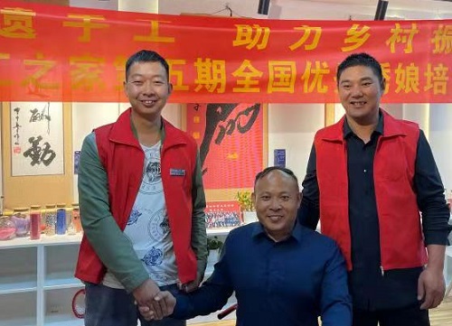 10月4日，拿回家做的手工活，珠繡串珠手工活代理加工項(xiàng)目的加工材料都有啥？看看就知道，圖為手工之家第五期優(yōu)秀繡娘培訓(xùn)會(huì)剪影