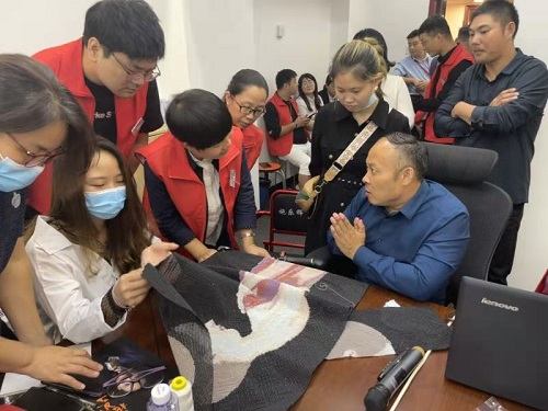 10月4日，拿回家做的手工活，珠繡串珠手工活代理加工項(xiàng)目的加工材料都有啥？看看就知道，圖為手工之家第五期優(yōu)秀繡娘培訓(xùn)會(huì)剪影