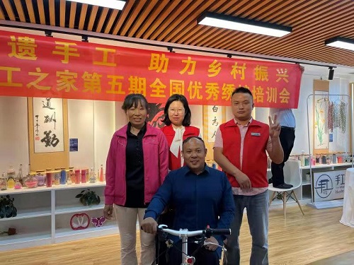 10月4日，拿回家做的手工活，珠繡串珠手工活代理加工項(xiàng)目的加工材料都有啥？看看就知道，圖為手工之家第五期優(yōu)秀繡娘培訓(xùn)會(huì)剪影