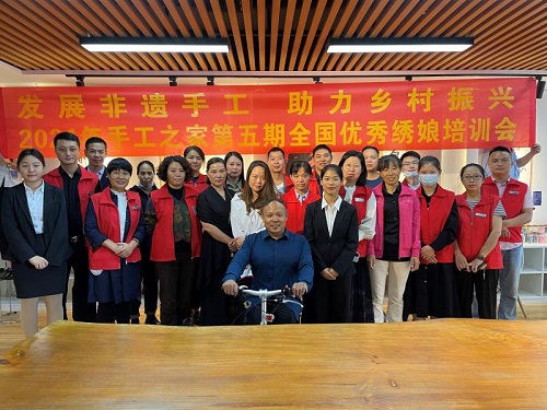 10月4日，拿回家做的手工活，珠繡串珠手工活代理加工項(xiàng)目的加工材料都有啥？看看就知道，圖為手工之家第五期優(yōu)秀繡娘培訓(xùn)會(huì)剪影