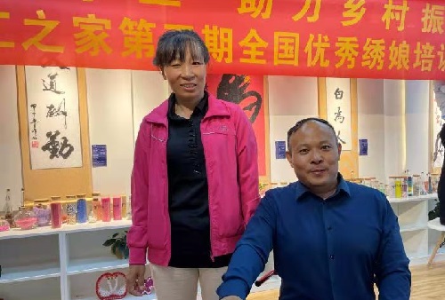 10月7日，正規(guī)可靠，拿回家做的手工活，可以寄到家做的手工活代理加工項(xiàng)目，就選這里，圖為手工之家優(yōu)秀繡娘培訓(xùn)會(huì)剪影