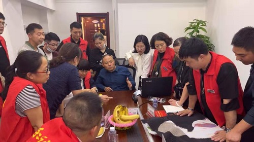 10月8日，重服務(wù)、講信譽(yù)，在家做手工活，可以帶回家做的手工活，大家都選這個(gè)十多年的老企業(yè)，圖為手工之家優(yōu)秀繡娘培訓(xùn)會(huì)剪影