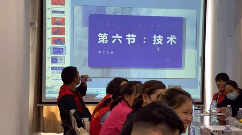 10月8日，重服務(wù)、講信譽(yù)，在家做手工活，可以帶回家做的手工活，大家都選這個(gè)十多年的老企業(yè)，圖為手工之家優(yōu)秀繡娘培訓(xùn)會(huì)剪影