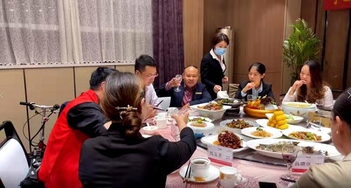 10月9日，實(shí)地考察，想接正規(guī)廠家的手工活，拿回家做的手工活就選非遺項(xiàng)目勵(lì)志珠珠繡，圖為手工之家第五期優(yōu)秀繡娘培訓(xùn)會(huì)接待剪影