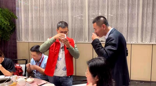 10月9日，實(shí)地考察，想接正規(guī)廠家的手工活，拿回家做的手工活就選非遺項(xiàng)目勵(lì)志珠珠繡，圖為手工之家第五期優(yōu)秀繡娘培訓(xùn)會(huì)接待剪影