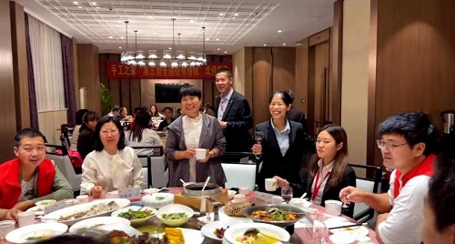 10月9日，實(shí)地考察，想接正規(guī)廠家的手工活，拿回家做的手工活就選非遺項(xiàng)目勵(lì)志珠珠繡，圖為手工之家第五期優(yōu)秀繡娘培訓(xùn)會(huì)接待剪影