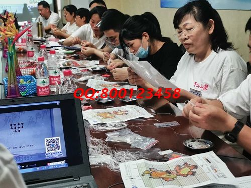 10月11日，想接正規(guī)廠家的手工活，找拿回家做的手工活，看好這兩點，可以放心選擇了，圖為手工之家優(yōu)秀繡娘往期培訓會剪影