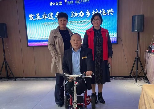 10月14日，手工活拿回家做，想接正規(guī)廠家的手工活，選擇非遺項目勵志珠珠繡的人很多，圖為手工之家歷次優(yōu)秀繡娘培訓(xùn)會部分參訓(xùn)人員與郝總合影