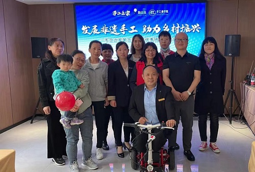 10月14日，手工活拿回家做，想接正規(guī)廠家的手工活，選擇非遺項目勵志珠珠繡的人很多，圖為手工之家歷次優(yōu)秀繡娘培訓(xùn)會部分參訓(xùn)人員與郝總合影