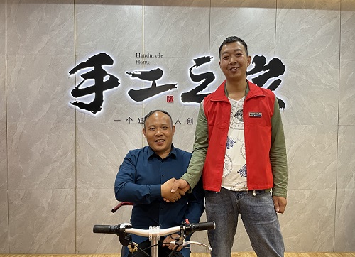 10月14日，手工活拿回家做，想接正規(guī)廠家的手工活，選擇非遺項目勵志珠珠繡的人很多，圖為手工之家歷次優(yōu)秀繡娘培訓(xùn)會部分參訓(xùn)人員與郝總合影