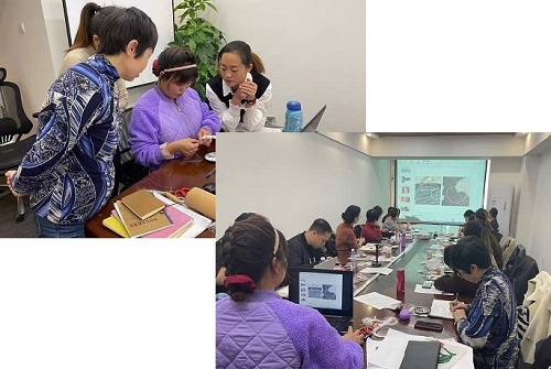 婦女在家做手工活兼職串珠子，業(yè)余掙錢補(bǔ)貼家用(圖1)