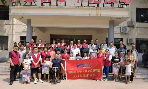 10月29日，拿回家做的手工活，想接正規(guī)企業(yè)的手工活，實(shí)地考察重不重要？圖為手工之家創(chuàng)始人參加一些活動(dòng)的剪影