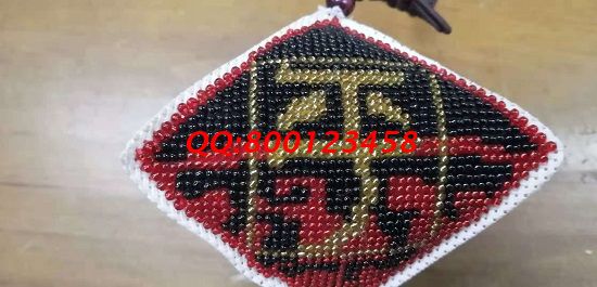 11月10日，想做手工活掙錢，正規(guī)手工活外發(fā)加工項(xiàng)目可以自己做，也可以代理加工，圖為勵(lì)志珠珠繡小飾品成品實(shí)拍