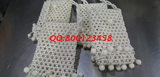 11月12日，多發(fā)材料，拿回家做的手工活，這個(gè)手工活外發(fā)加工企業(yè)一直這樣做，圖為勵(lì)志珠珠繡手工珠包成品實(shí)拍