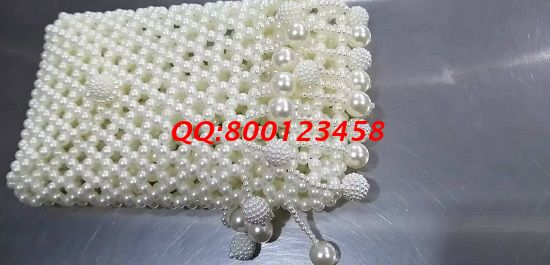 11月12日，多發(fā)材料，拿回家做的手工活，這個(gè)手工活外發(fā)加工企業(yè)一直這樣做，圖為勵(lì)志珠珠繡手工珠包成品實(shí)拍