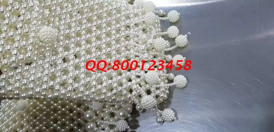 11月12日，多發(fā)材料，拿回家做的手工活，這個(gè)手工活外發(fā)加工企業(yè)一直這樣做，圖為勵(lì)志珠珠繡手工珠包成品實(shí)拍