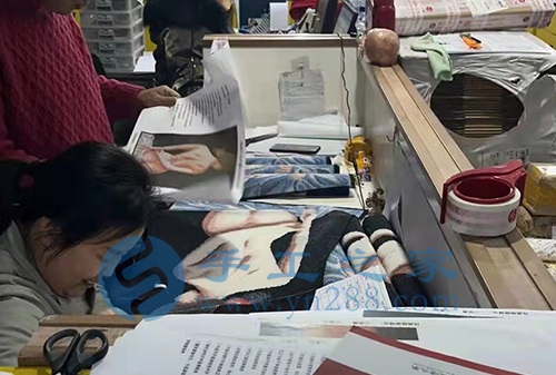 2月26日，在家做手工活靠譜，創(chuàng)意珠繡串珠手工活外發(fā)加工項目就來十多年的手工企業(yè)，圖為手工之家倉儲部日常工作剪影