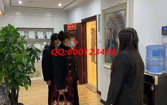 2月28日，農(nóng)村加工手工活項(xiàng)目，做珠繡串珠外發(fā)手工活的農(nóng)民朋友有很多，圖為手工之家接待加工客戶考察合作剪影