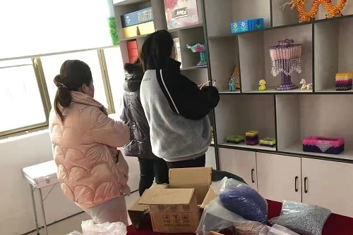 讓農(nóng)民農(nóng)閑時(shí)有份收入，他們這樣去做了 --- --- 記手工之家與邯鄲邱縣某村合作的手工培訓(xùn)室落地