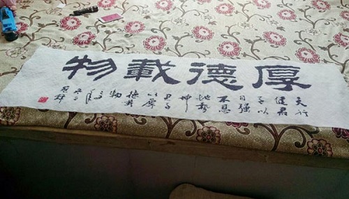 3月17日，在家有什么手工活，認(rèn)真了解，就知道手工之家的珠繡串珠手工活外發(fā)加工項(xiàng)目可信可靠，圖為加工人員反饋勵(lì)志珠珠繡（字畫類）成品圖