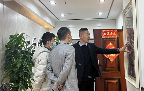 3月23日，想接正規(guī)廠家的手工活，純手工活外發(fā)加工項目，十多年的手工之家有非遺傳統(tǒng)手工珠繡，圖為手工之家接待考察合作加工客戶剪影