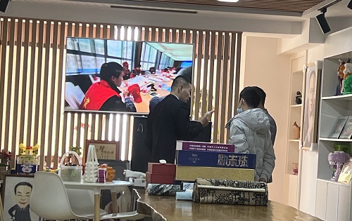 3月23日，想接正規(guī)廠家的手工活，純手工活外發(fā)加工項目，十多年的手工之家有非遺傳統(tǒng)手工珠繡，圖為手工之家接待考察合作加工客戶剪影