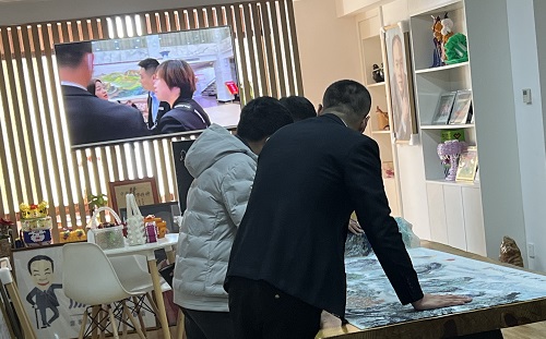 3月23日，想接正規(guī)廠家的手工活，純手工活外發(fā)加工項目，十多年的手工之家有非遺傳統(tǒng)手工珠繡，圖為手工之家接待考察合作加工客戶剪影