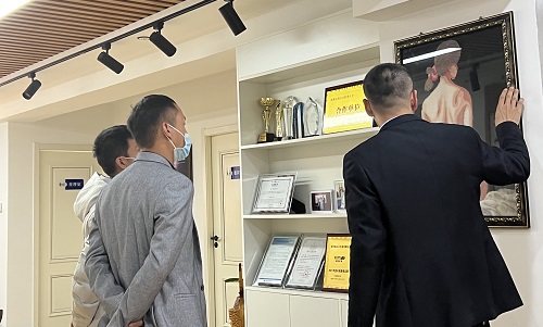 3月23日，想接正規(guī)廠家的手工活，純手工活外發(fā)加工項目，十多年的手工之家有非遺傳統(tǒng)手工珠繡，圖為手工之家接待考察合作加工客戶剪影