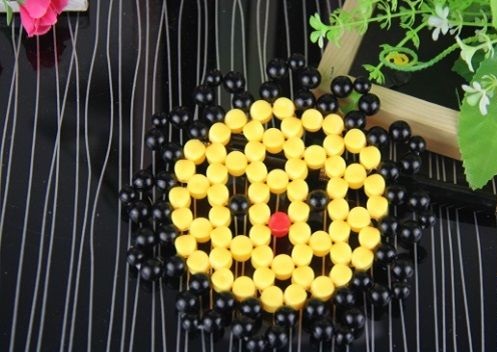 3月27日，年輕人也喜歡在家工作，把手工活拿回家做，手工之家會提供成品參考和驗收標(biāo)準(zhǔn)，圖為勵志珠珠繡串珠手工產(chǎn)品剪影