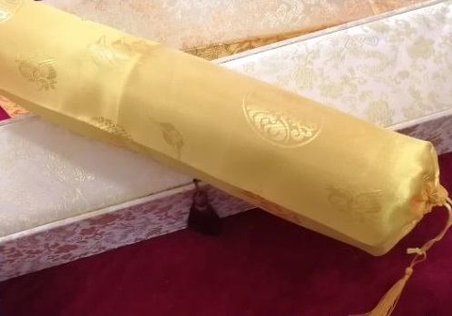 4月1日，手工活在家兼職也能干，這個(gè)拿回家做的手工活的珠繡產(chǎn)品怎么用？圖為勵(lì)志珠珠繡串珠手工（一款）成品外包裝剪影
