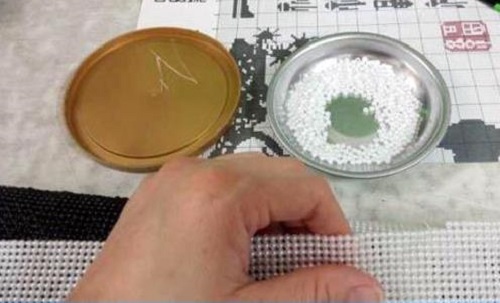 4月2日，在家做手工活掙錢，寄到家做的手工活，這個外發(fā)手工活的加工費如何結算？圖為勵志珠珠繡串珠手工產品剪影