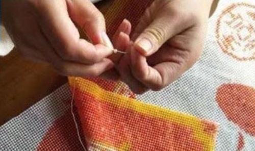 4月2日，在家做手工活掙錢，寄到家做的手工活，這個外發(fā)手工活的加工費如何結算？圖為勵志珠珠繡串珠手工產品剪影