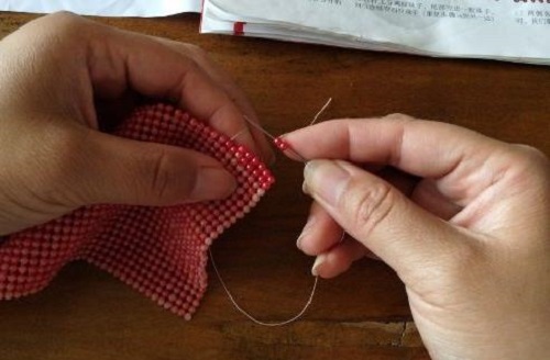 4月2日，在家做手工活掙錢，寄到家做的手工活，這個外發(fā)手工活的加工費如何結算？圖為勵志珠珠繡串珠手工產品剪影