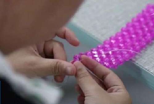 4月2日，在家做手工活掙錢，寄到家做的手工活，這個外發(fā)手工活的加工費如何結算？圖為勵志珠珠繡串珠手工產品剪影