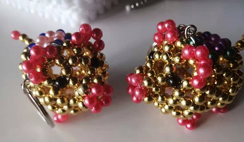 4月22日，想接正規(guī)廠(chǎng)家的手工活，大家在家找手工活做，手工之家珠繡串珠外發(fā)手工活為什么很適合在家做，圖為勵(lì)志珠珠繡串珠手工產(chǎn)品剪影(圖1)
